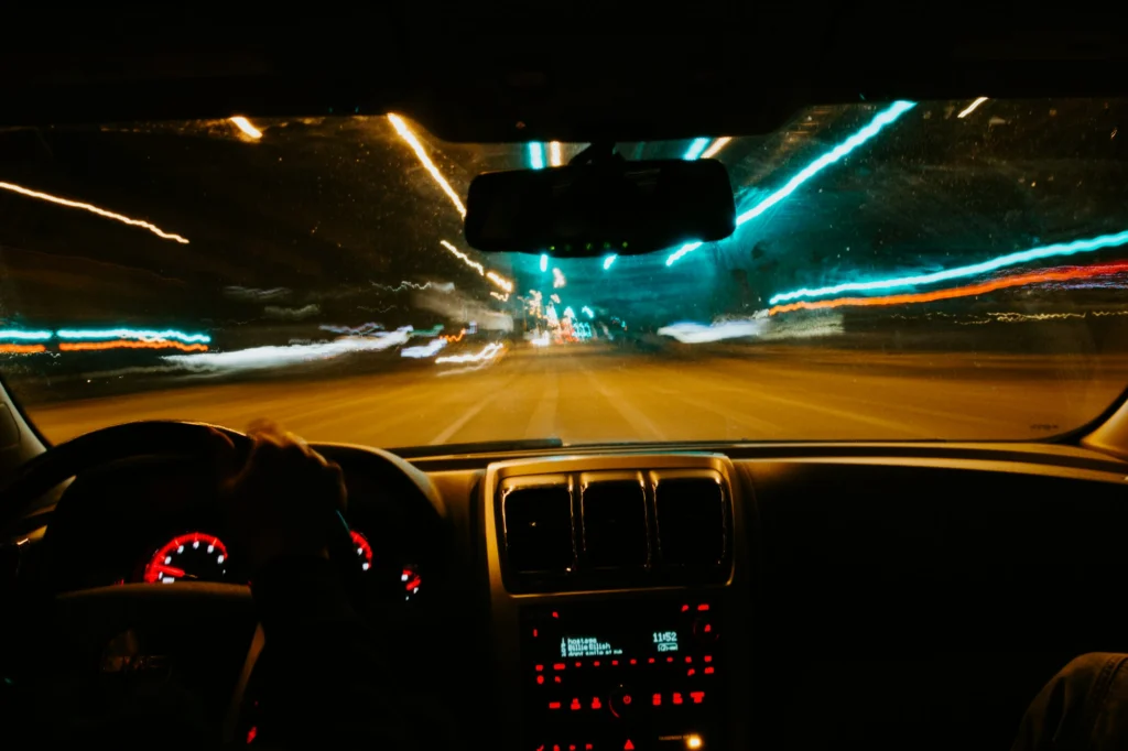 Guida notturna in auto
