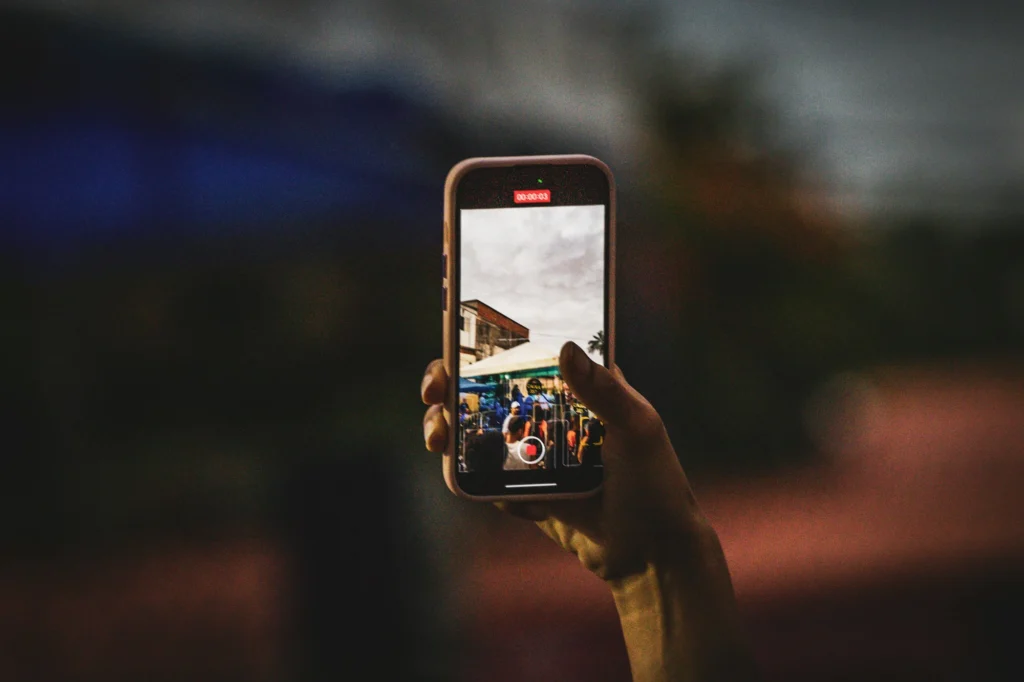 Persona che fotografa un documento con lo smartphone