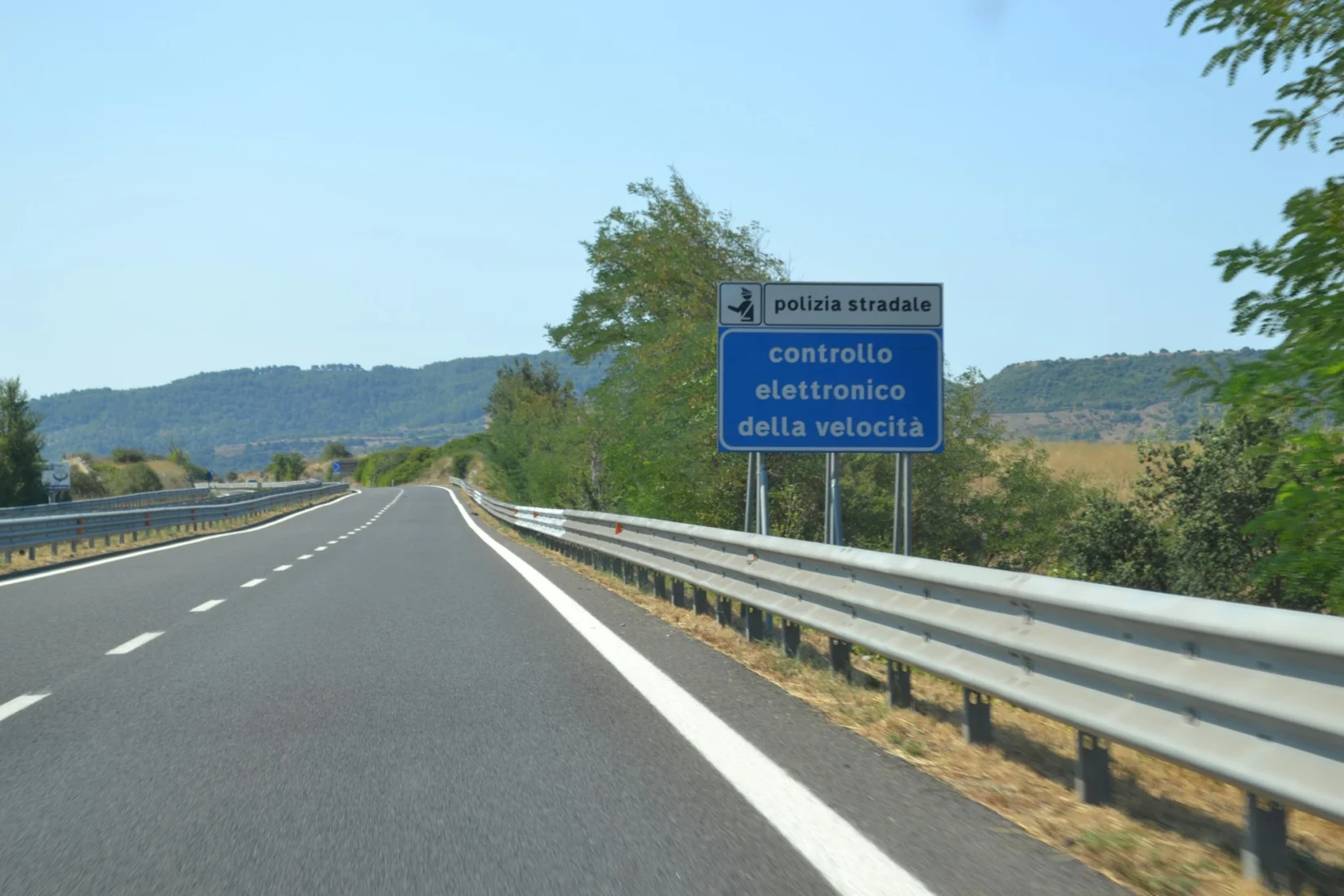 Cartello di controllo elettronico della velocità su una strada extraurbana